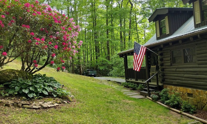 Andrews Cabin | Escape to a peaceful creekside 2-bdrm cabin with WiFi, AC in Nantahala Lake area