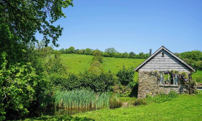 Totnes House | Escape to an Idyllic Countryside Couple's Retreat
