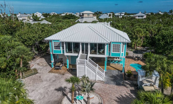 Safety Harbor Club House | Escape to CASA PALMA HIDEAWAY! 4BD/3BA, Pool, Outdoor Kitchen, boat slip & More!