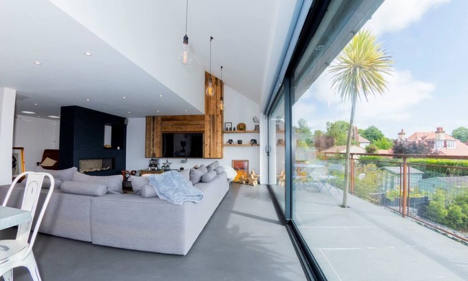 Broadstairs House | Escape to Coastal Bliss - Sea Views, Mins to Stone Bay Beach, Pet Friendly