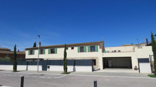 Avinyonet de Puigventos House | Escape to a Spacious Retreat with Jacuzzi & BBQ