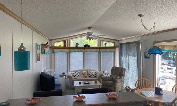 Lake Cowichan House | Escape to Lake Cowichan area in 2025!
