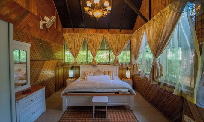 Kampung Ulu Dong Ski Chalet | Escape to Nature Cozy Terrace Room by the River