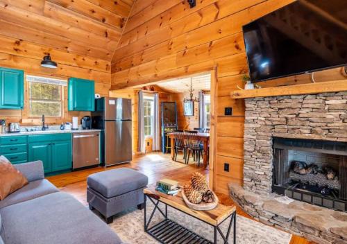 Townsend House | Escape to Relaxation with Dog Frienly & Hot Tub