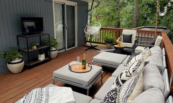 Rose Hill House | Escape to Serenity: Spacious 4 Bedroom Oasis, Steps from Old Town & DC!