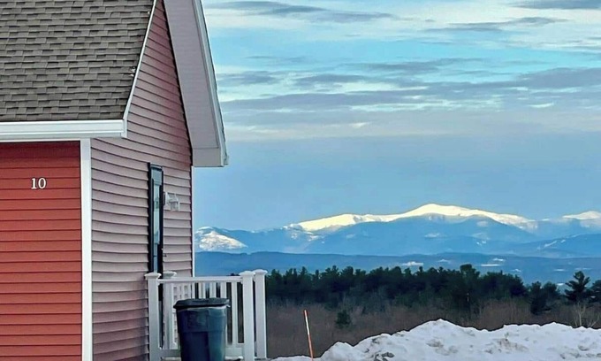 Paris House | Escape to Skyline Cottage, a 3 bedroom home with Breathtaking Mountain Views