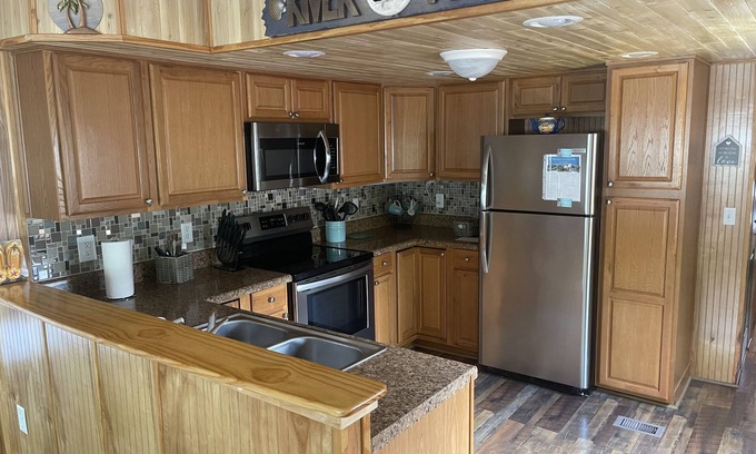 Weeki Wachee Gardens House | Escape to the River Ritz -Pet Friendly! Short paddle to main Weeki Wachee River