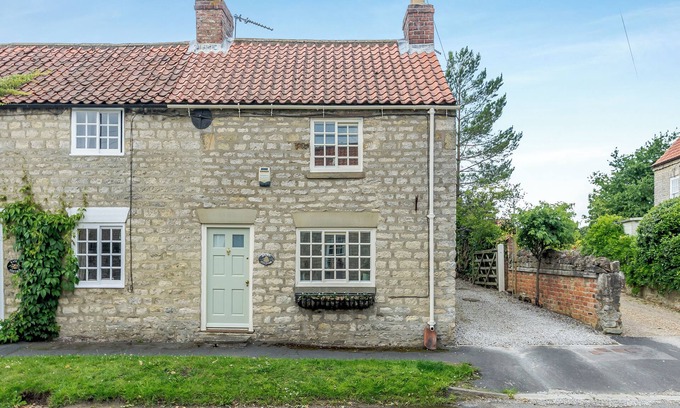 Slingsby Cottage | Escape to this charming holiday cottage nestled amidst picturesque landscapes.