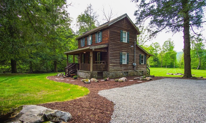Mill Run House | Escape to this cozy cabin in the woods!