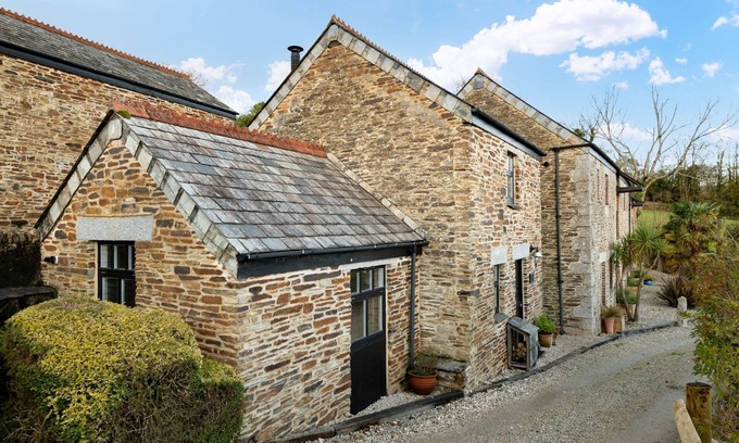 Liskeard Cottage | Escape to this utterly romantic abode, settled in a peaceful pocket of Cornwall, close to the idylli
