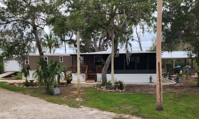 Crystal River Cottage | Escape to your cozy waterfront 2-bedroom cottage, kayaks & canoes included!