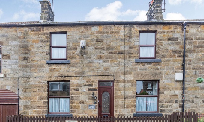 Castleton Cottage | ESKLETS COTTAGE, family friendly, with a garden in Castleton