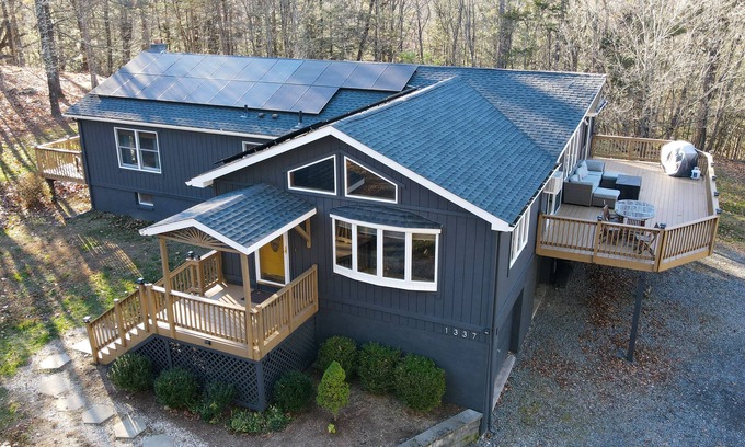 New Paltz House | Esopus Escape: Secluded Escape with Hot Tub & Fireplace