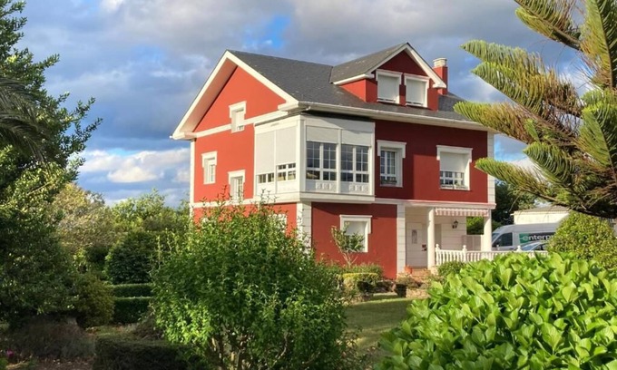 Ribadeo Villa | Espaciosa casa perfecta para familias, amigos en la Marina Lucence