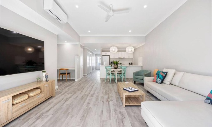 Urangan Apartment | 'Esplanade Escape' A Fresh Coastal Family Hideaway