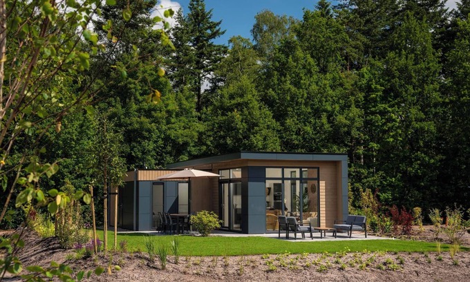 Lieren House | Essenburgh: Spacious and stylish home for 6 people with three bedrooms, a modern kitchen, a cozy outdoor space, and a private hot tub for ultimate relaxation. Enjoy luxury and nature in the Veluwe.
