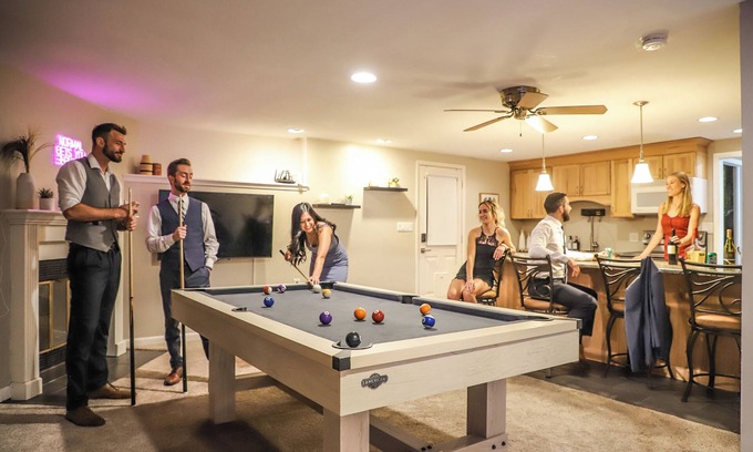 Broomfield House | Essence of Opulence: 20 Guests, 4000sqft! Pickleball, Poker, Fire Pit, Ping Pong