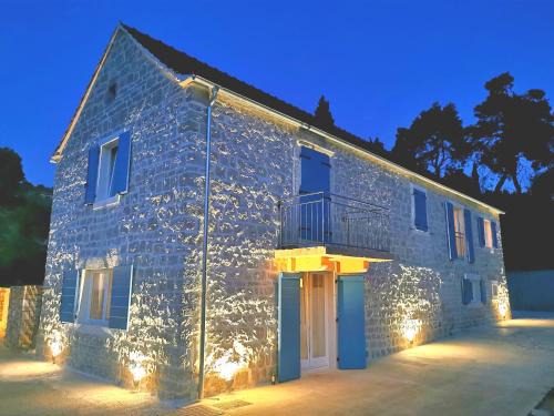 Rogac Villa | EST Villa DIOCLETIAN on Solta - luxurious villa, beachfront, private pool, outdoor BBQ, large terrace and garden, free parking - Wonderful privacy