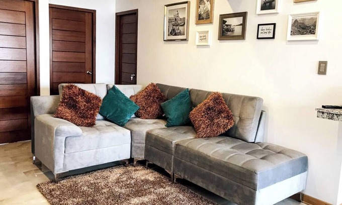 San Fernando Apartment | Estancia Urbana: Vistas Skyline y Confort Moderno