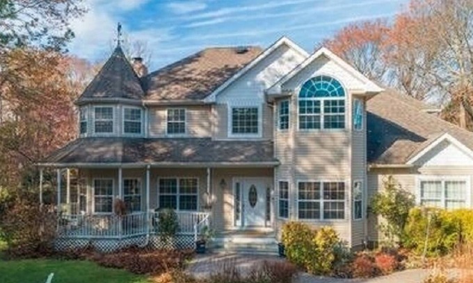 Manorville House | Estate Setting At The Gateway To The Hamptons