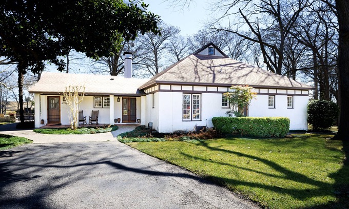 McQueeney House | Estate with exclusive grounds, private tennis courts, and beautiful views