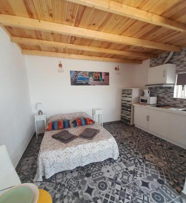Patroves Apartment | Estudio Dominicana in Albufeira Gale with garden and parking place