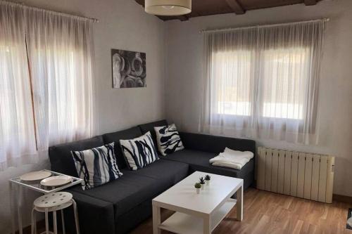 Manzanares el Real Apartment | ESTUDIO MAESO con sofá cama