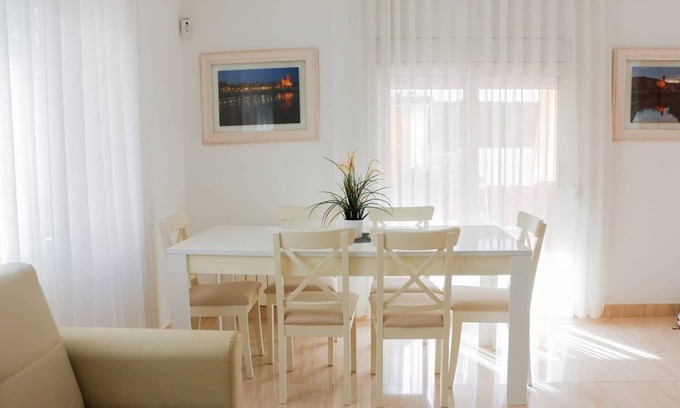 Vallpineda Apartment | Estupendo apartamento vacacional, de alquiler por días, con piscina privada en S