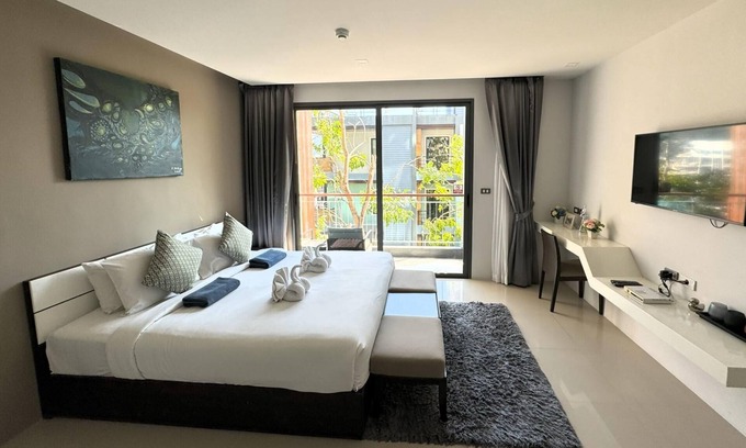 Patong Apartment | ET205 Convenient Patong studio, Condo with pool