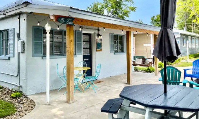 Geneva-on-the-Lake Cottage | Ethan's Lake House totally renovated 2 bedroom 1 bath cottage sleeps 6