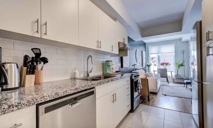 North York House | Etobicoke Elegance: Tech StaynSociable Living - Toronto: CRE-E at 51 Creekbank n