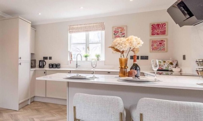 Eton Apartment | Eton Bridge Apartment. Walk To All The Sights w/Parking