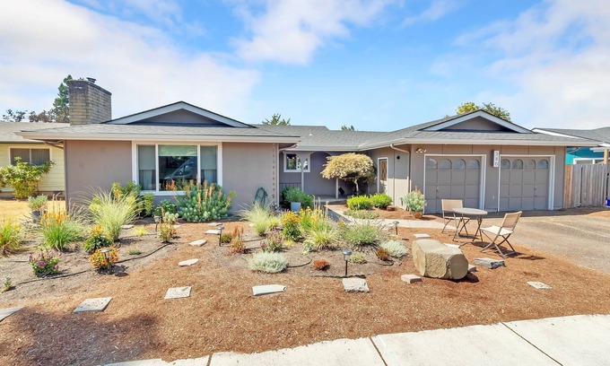 Harlow House | Eugene Retreat walk to Autzen & Pet-Friendly