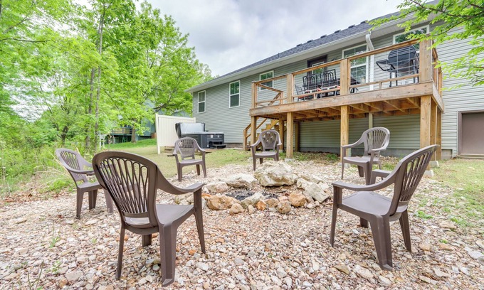 Holiday Island Cottage | Eureka Springs Family Home - 1/2 Mi to Marina!