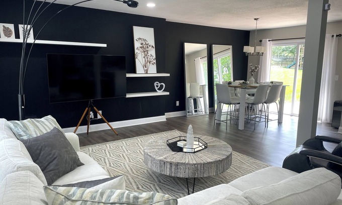 Grandview House | Euro 3King-Modern4Bdrm, Sleeps12-5 private spaces