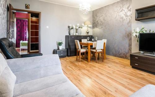 Tomaszow Mazowiecki Hostel | EUROPA22 "Hostel - prywatne 3 pokoje" lub "Apartament cały z 3 pokojami" - CENTRUM MIASTA Szybkie i Łatwe Zameldowanie