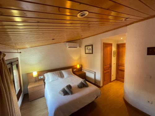 Prades Apartment | EVA & TRAVEL - CAL MARCEL - Habitacion