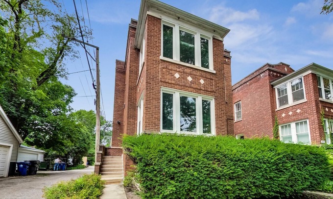 Evanston Apartment | Evanston 2bed+ofc.Walk to sushi, shopping, train & Lake. Minutes to Ryan Field.