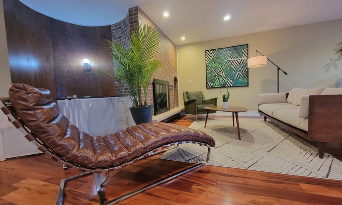 Evanston House | EVANSTON whole building, 2 units combined sleeps 12, 5 bed 5 bath