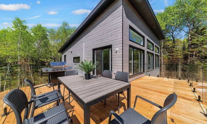 Les Eboulements Ski Chalet | Evasion Plein Air 1: BBQ Deck, Spa & Trails Await