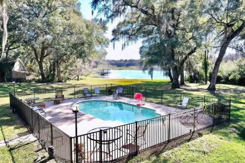 Dade City House | Events & Weddings Welcome! Lake View Pool Home