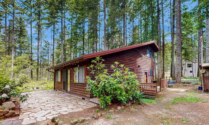 Hoodsport House | Evergreen getaway with hot tub, gas grill, Wifi and W/D