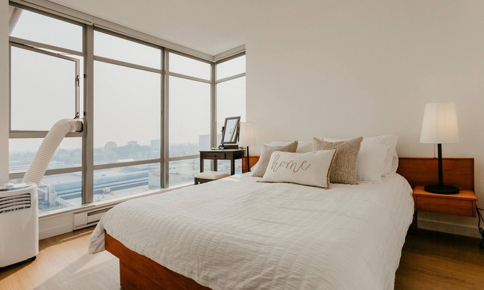 Richmond City Centre Apartment | ☆Evergreen Loft☆ Designer Apt in Central Richmond