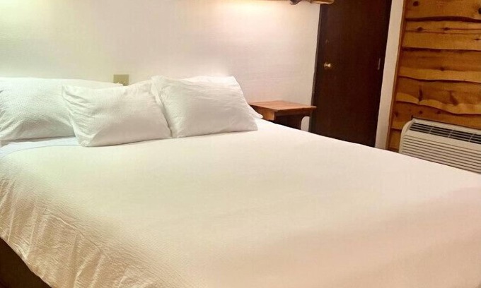Tomahawk Cabin | Every Room with a Beautiful View of The Wisconsin River *