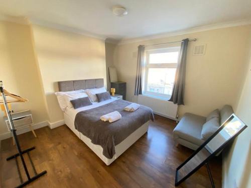 Gravesend Apartment | Evo C - 2 Bed Apartment 2 Min Walk to Station - longer stays available