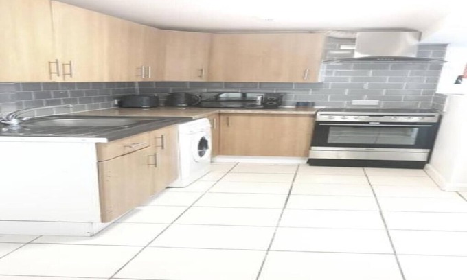 Gravesend Apartment | Evo Haven - 1 Bedroom Apartment, Sleeps- 2, 2 minute walk to Gravesend Station