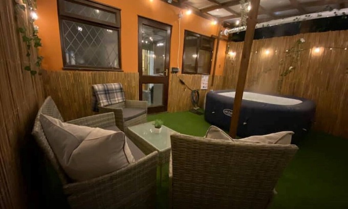 Custom House Apartment | EXCEL 5 min 3bdr House HOT TUB parking WIFI Kitchen O2