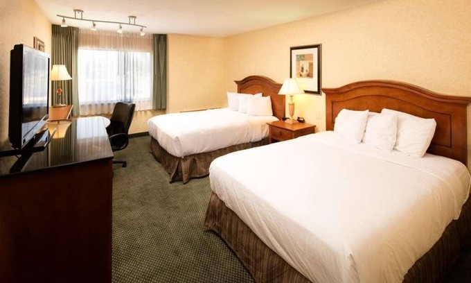 Wenatchee Resort | Excellent Choice! 4 Spacious Units for Groups, Outdoor Pool, Free Parking!