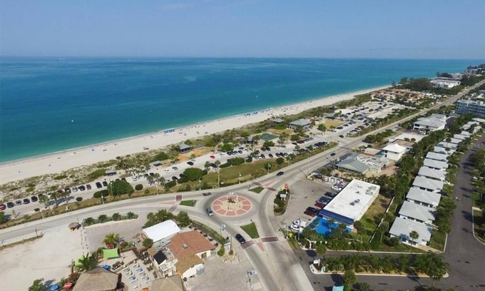 Englewood Condo | Excellent Condo 5 minutes drive to Englewood beach.