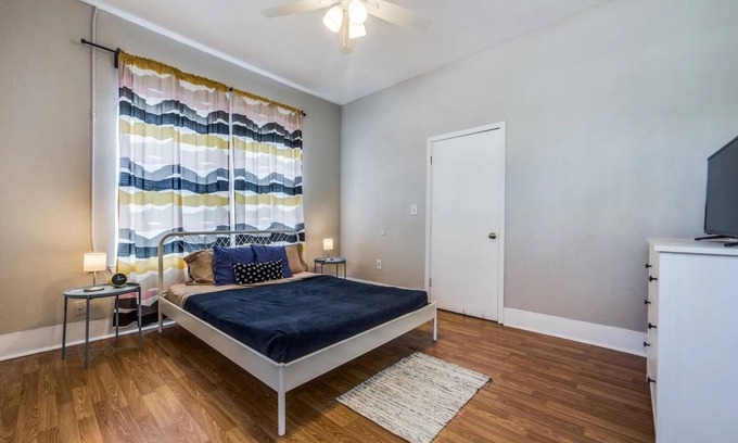 Midtown House | *Excellent Downtown & Pearl Area Loft Apartment!*